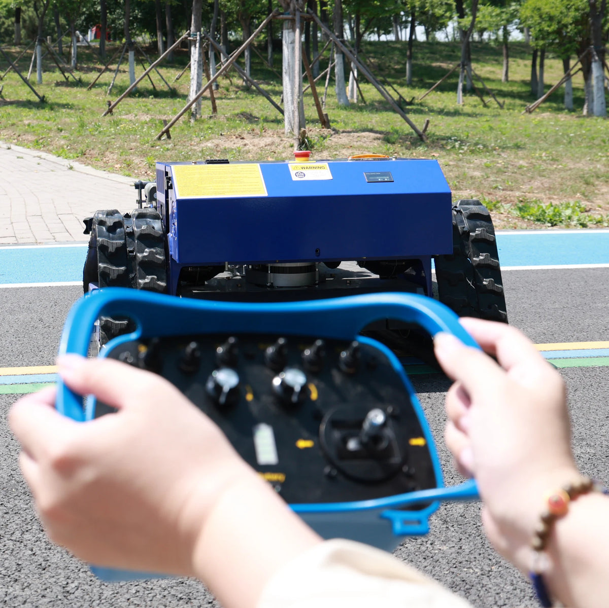 Robotic Lawn Mower – Remote Control – Tracked | KIMLUD