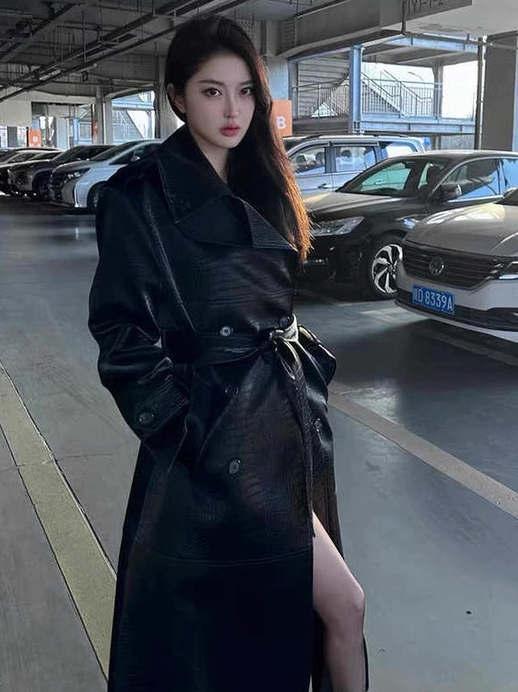 Yujie Cool and Chic Crocodile Pattern Patent Leather PU Leather Coat Outerwear Women Autumn New High-Grade Mid-Length Waist Hugging Trench coat
