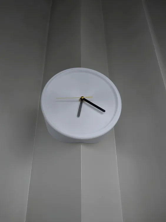 Nordic Minimalist Resin Wall Clock Xenomorph Design With Quiet Sweep Movement — Red | KIMLUD