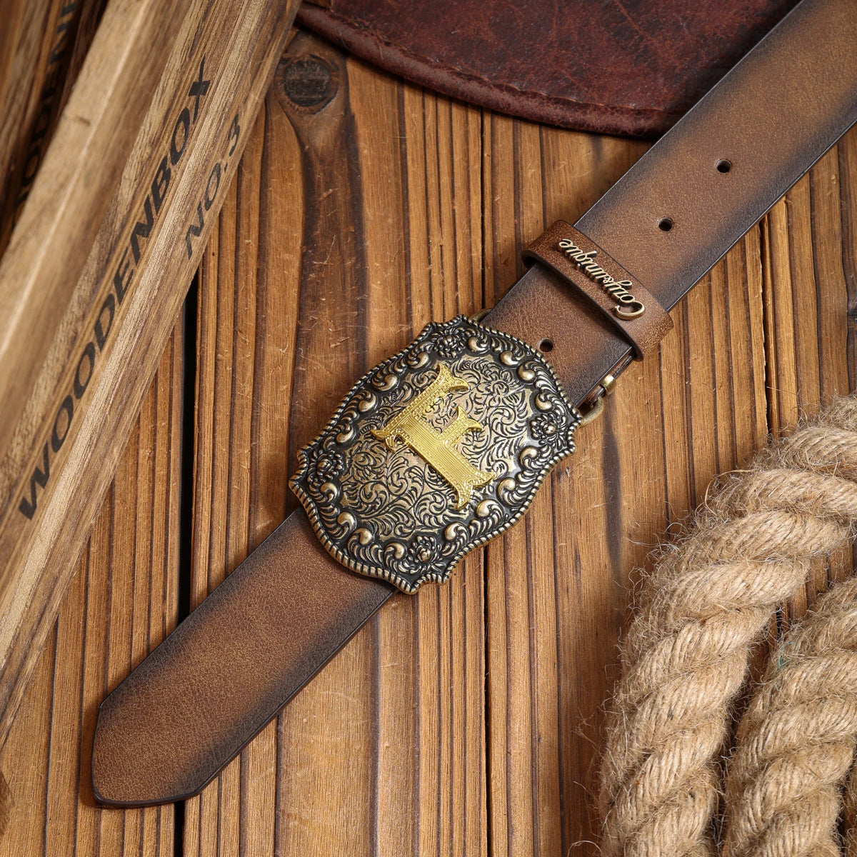 A PU belt suitable for both men and women, combining the style of western denim and retro, is perfect for daily casual outings