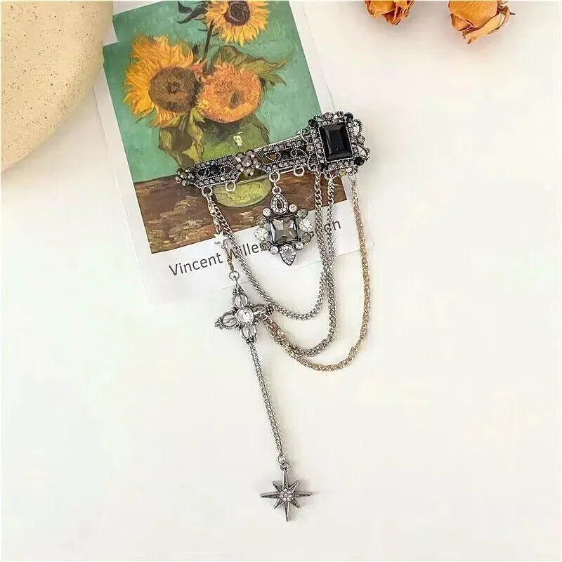 Vintage Fashion Black Crystal Sparkling Rhinestone Brooch Creative Lapel Pin Medieval Design Long Chain Brooches Autumn Winter