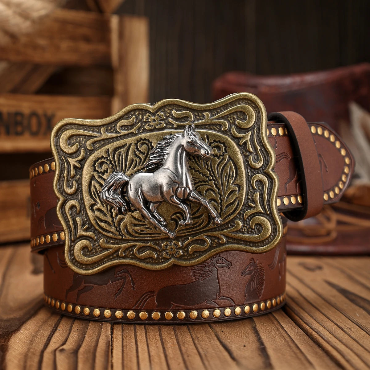 A PU belt suitable for both men and women, combining the style of western denim and retro, is perfect for daily casual outings