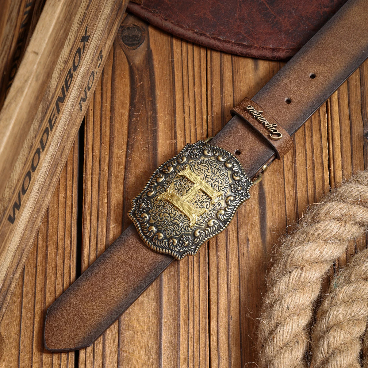 A PU belt suitable for both men and women, combining the style of western denim and retro, is perfect for daily casual outings