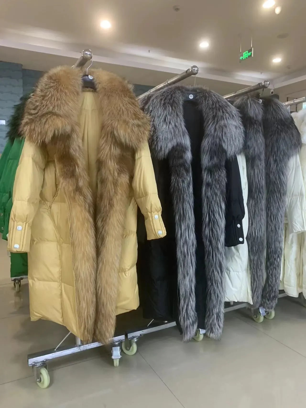Hot Sales New Winter Long Goose Down Female Parka Fashion Thicken Warm Down Jacket with Large Real Fox Fur Collar Women Overcoat