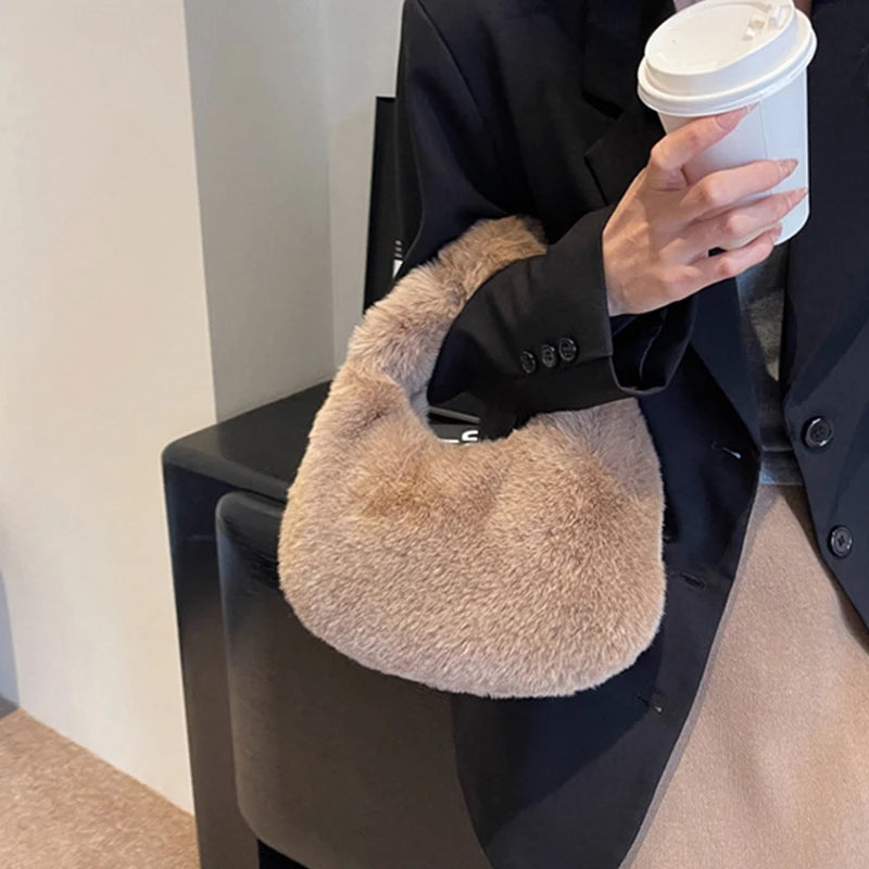 Fur Handbags Women's Small Half Moon Bag Warm Plush Wrist Bags Fashion Furry Short Handle Clutch Ladies Shoulder Bags