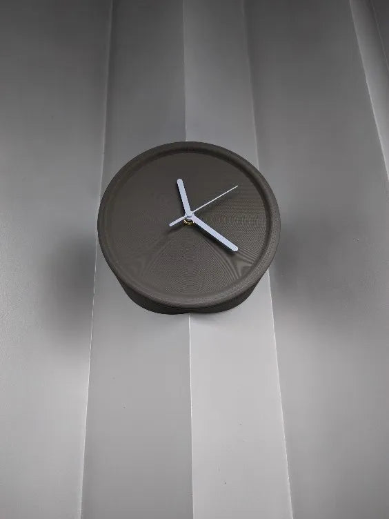 Nordic Minimalist Resin Wall Clock Xenomorph Design With Quiet Sweep Movement — Red | KIMLUD