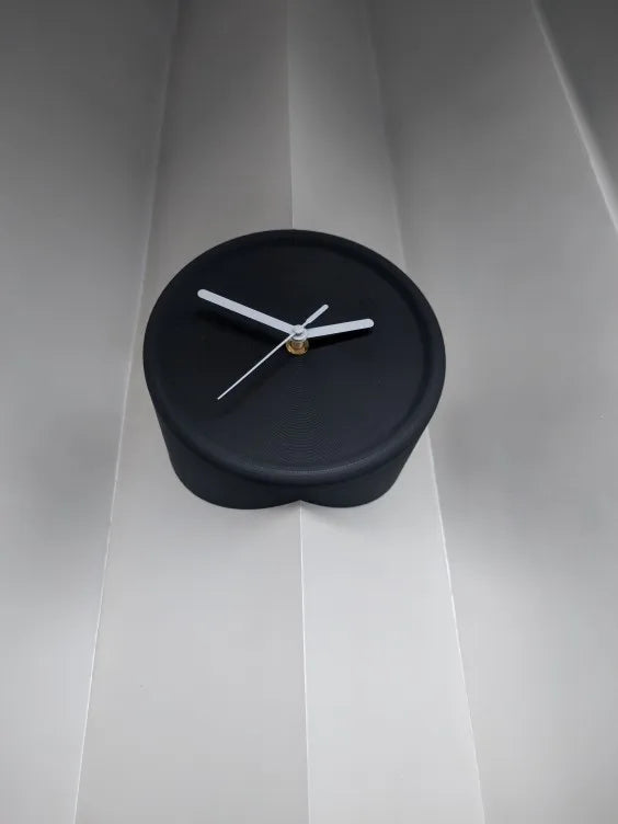 Nordic Minimalist Resin Wall Clock Xenomorph Design With Quiet Sweep Movement — Red | KIMLUD