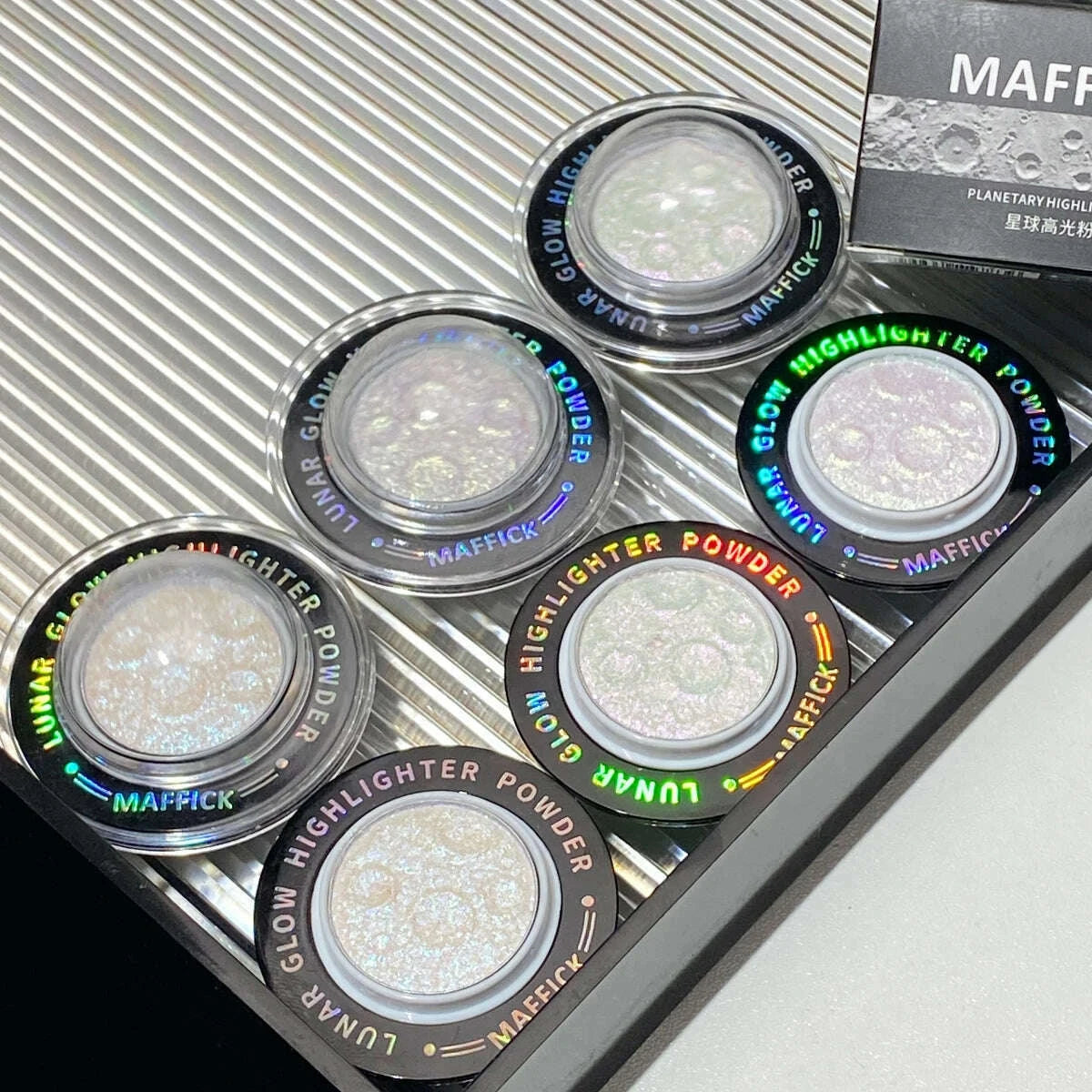 planet-highlighter-powder-brightens-the-whole-body-with-a-burst-of-nasal-shadows-and-a-three-dimensional-highlight-on-the-face-kimlud-kimlud-33922033