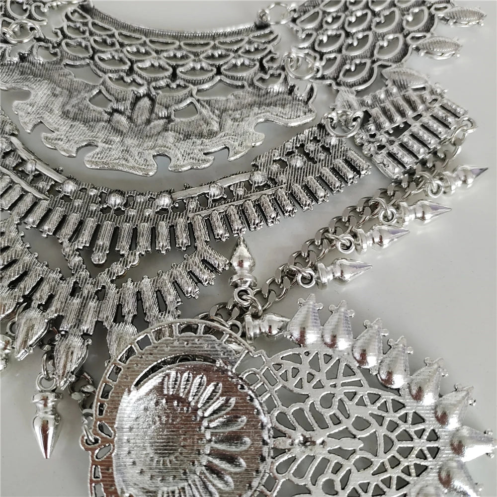 Statement Necklace – Rivet Crystal Deco – Zinc Alloy – Silver | KIMLUD