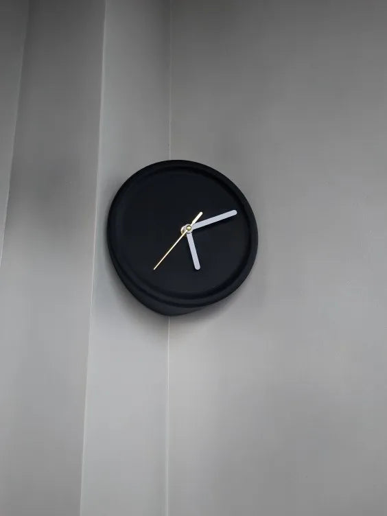 Nordic Minimalist Resin Wall Clock Xenomorph Design With Quiet Sweep Movement — Red | KIMLUD