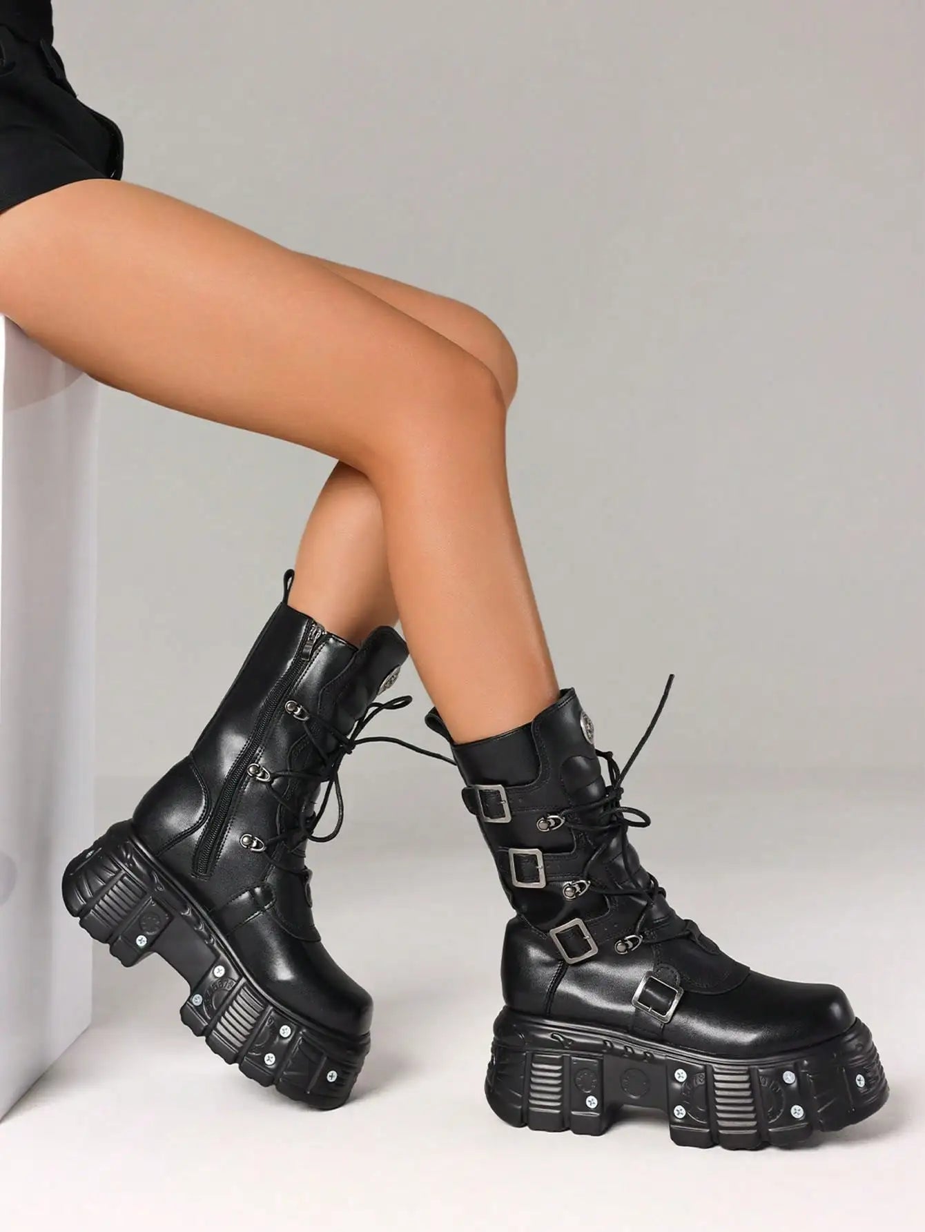 Cool Fashion Women Combat Boots Chunky Heels Thick Bottom Studs Zip Buckle Platform Punk Gothic Luxury Women Street Shoes