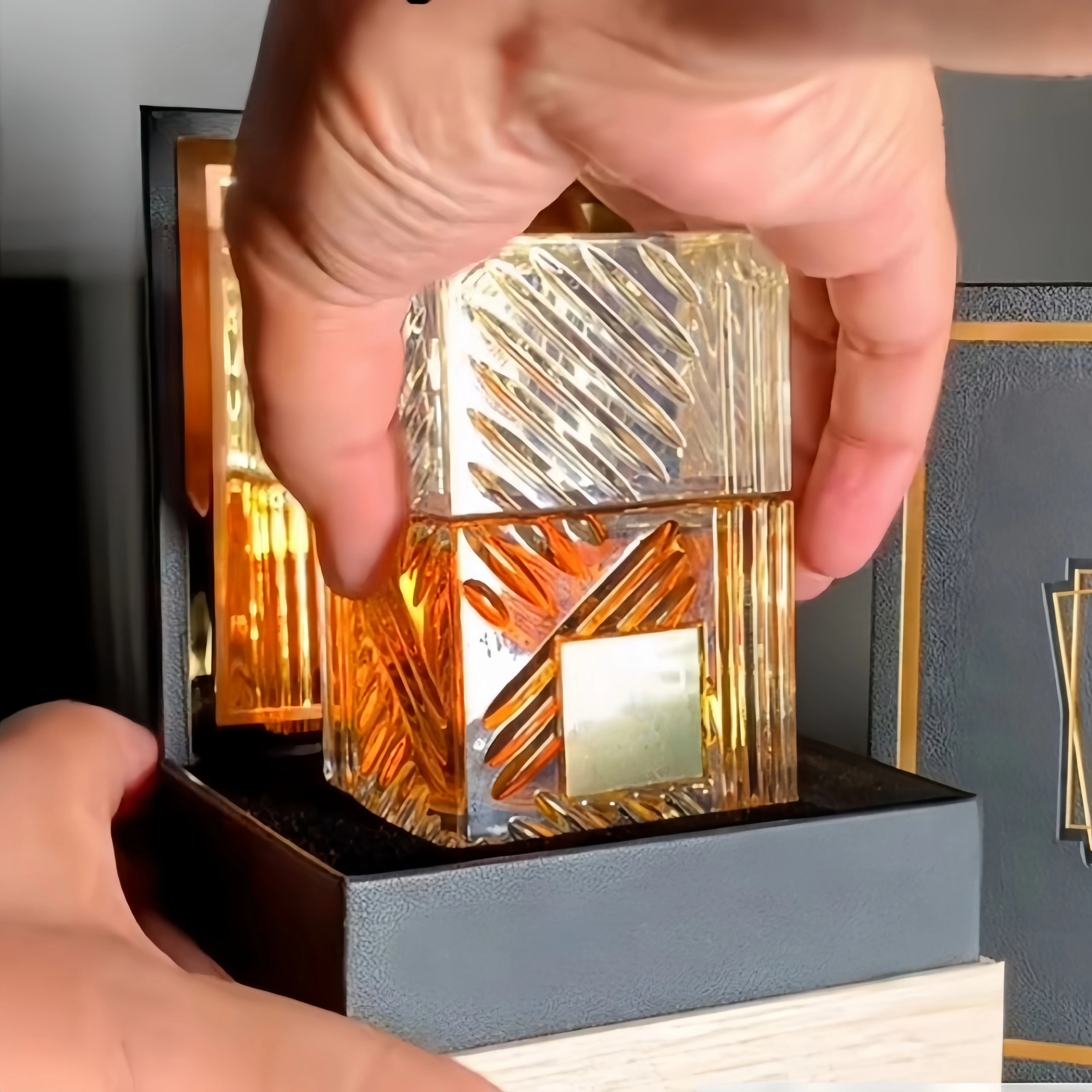 Oud Amber Oriental Unisex Perfume — Gold | KIMLUD