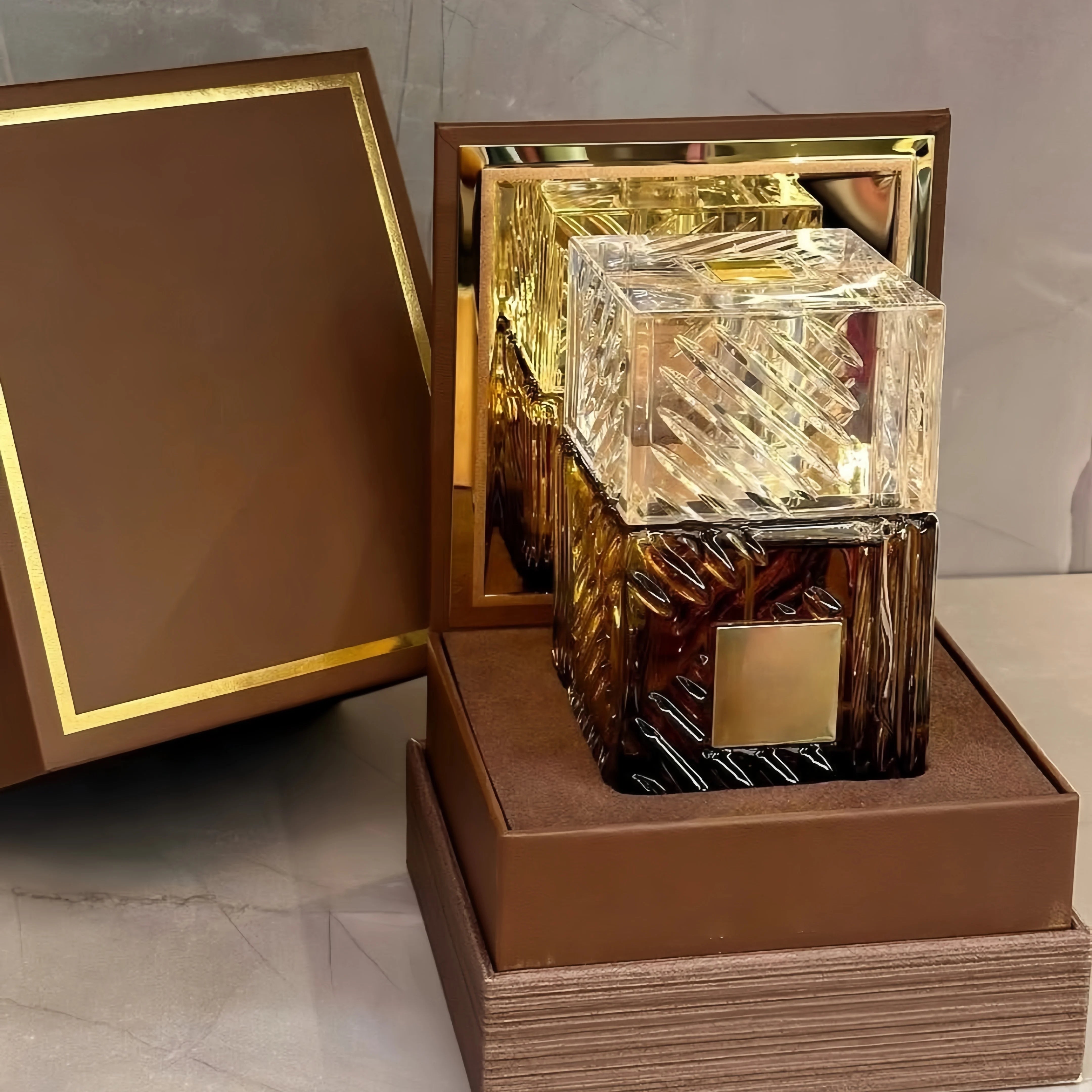 Oud Amber Oriental Unisex Perfume — Gold | KIMLUD