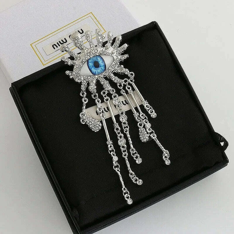 Retro Eye Shaped Rhinestone Brooch for Women and Men Tassel Chain Lapel Pins Badge Elegant Fashion Jewelry Accessories