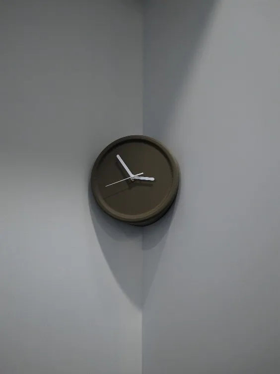 Nordic Minimalist Resin Wall Clock Xenomorph Design With Quiet Sweep Movement — Red | KIMLUD