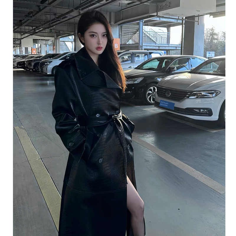 Yujie Cool and Chic Crocodile Pattern Patent Leather PU Leather Coat Outerwear Women Autumn New High-Grade Mid-Length Waist Hugging Trench coat
