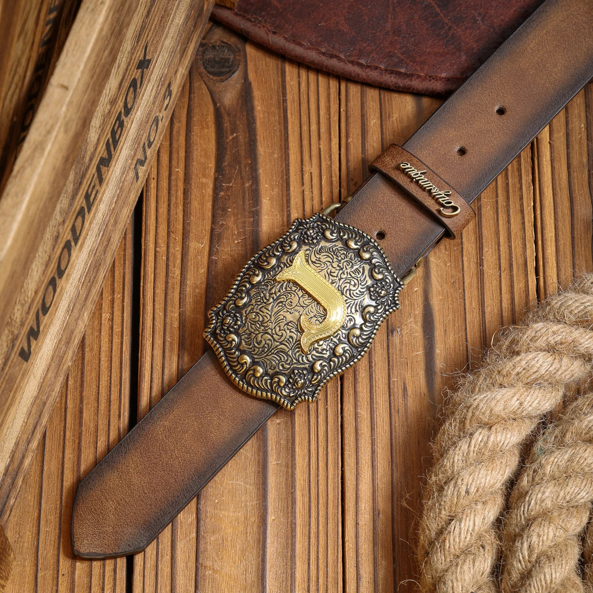 A PU belt suitable for both men and women, combining the style of western denim and retro, is perfect for daily casual outings