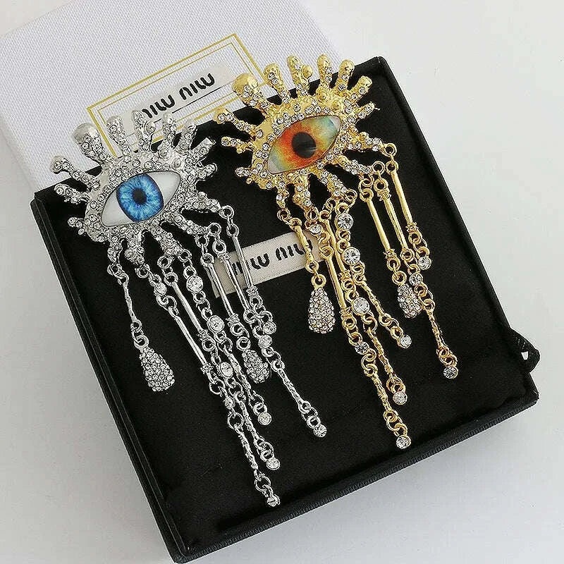 Retro Eye Shaped Rhinestone Brooch for Women and Men Tassel Chain Lapel Pins Badge Elegant Fashion Jewelry Accessories