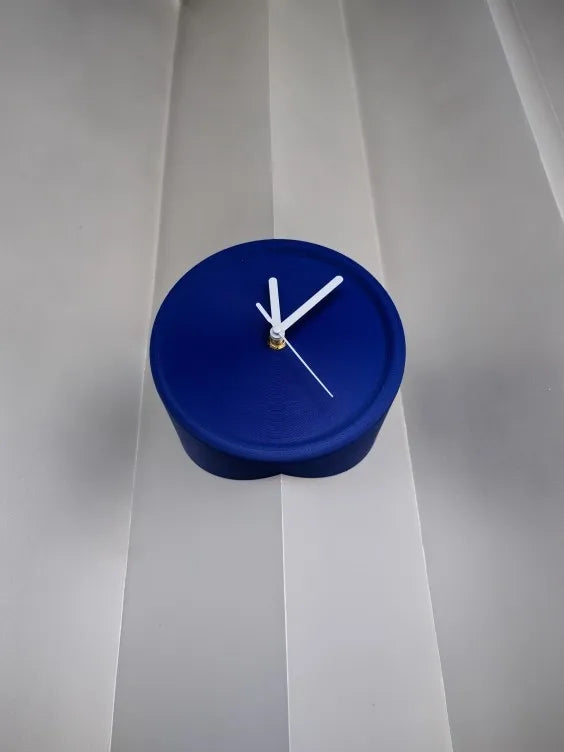 Nordic Minimalist Resin Wall Clock Xenomorph Design With Quiet Sweep Movement — Red | KIMLUD