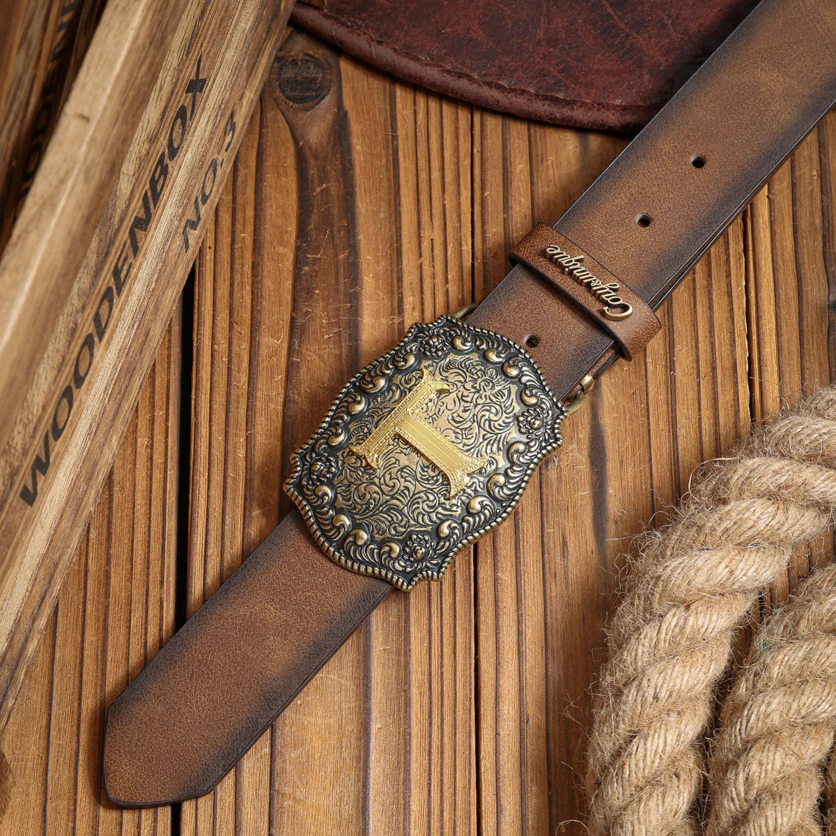 A PU belt suitable for both men and women, combining the style of western denim and retro, is perfect for daily casual outings
