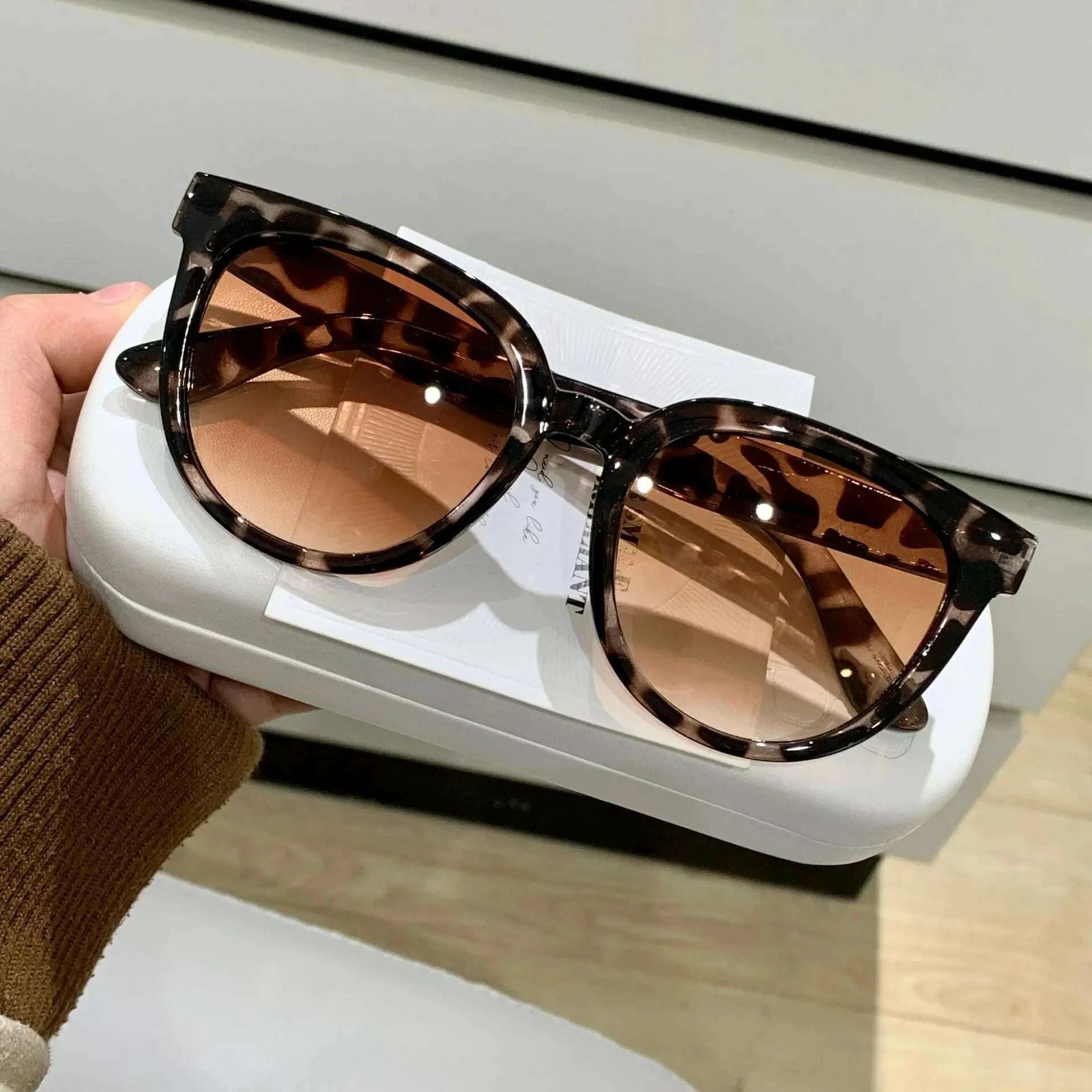 new-fashion-sunglasses-elegant-large-frame-sunglasses-retro-style-glasses-men-and-women-alike-sun-glasses-uv400-shadeskimlud-womens-fashion-34599736