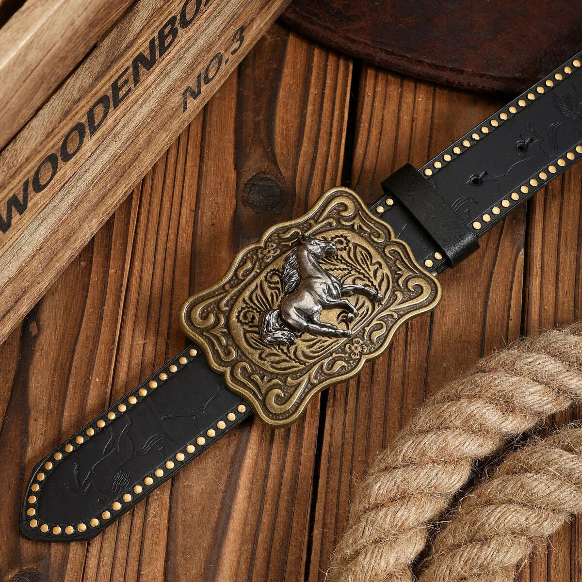 A PU belt suitable for both men and women, combining the style of western denim and retro, is perfect for daily casual outings