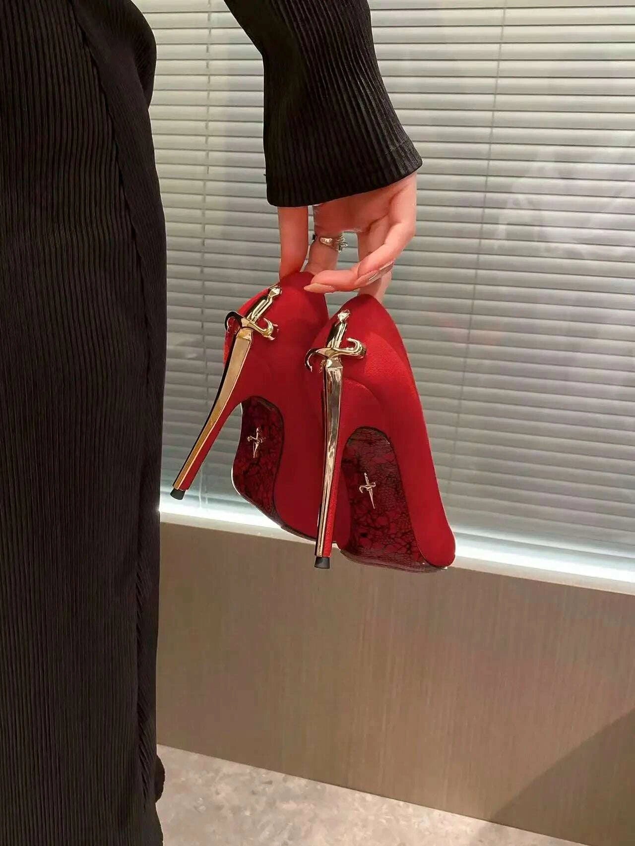 High Heels, Pointed Red Sole, Sharp Blade, Scepter, Patent Leather, Metallic, Sexy, Ladies in Arms, High-end Black Single Shoes