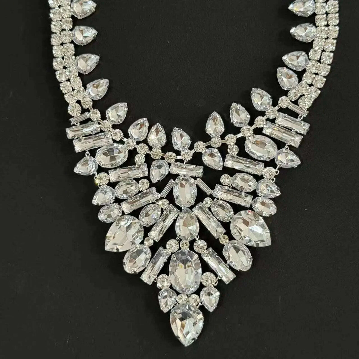 Luxurious geometric necklace, exaggerated rhinestone collarbone chain, retro banquet accessory