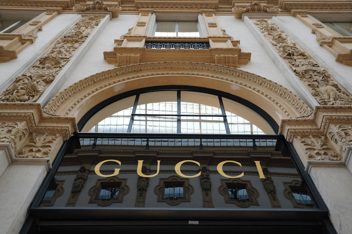 A building with a sign that says gucci on it
