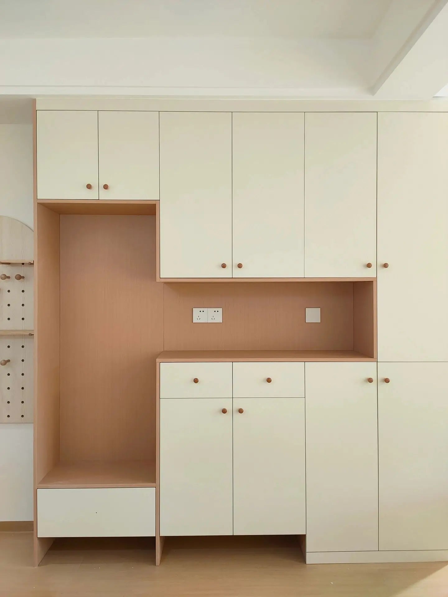 Modern Wooden Shoe Cabinet With Bench — Ivory | KIMLUD