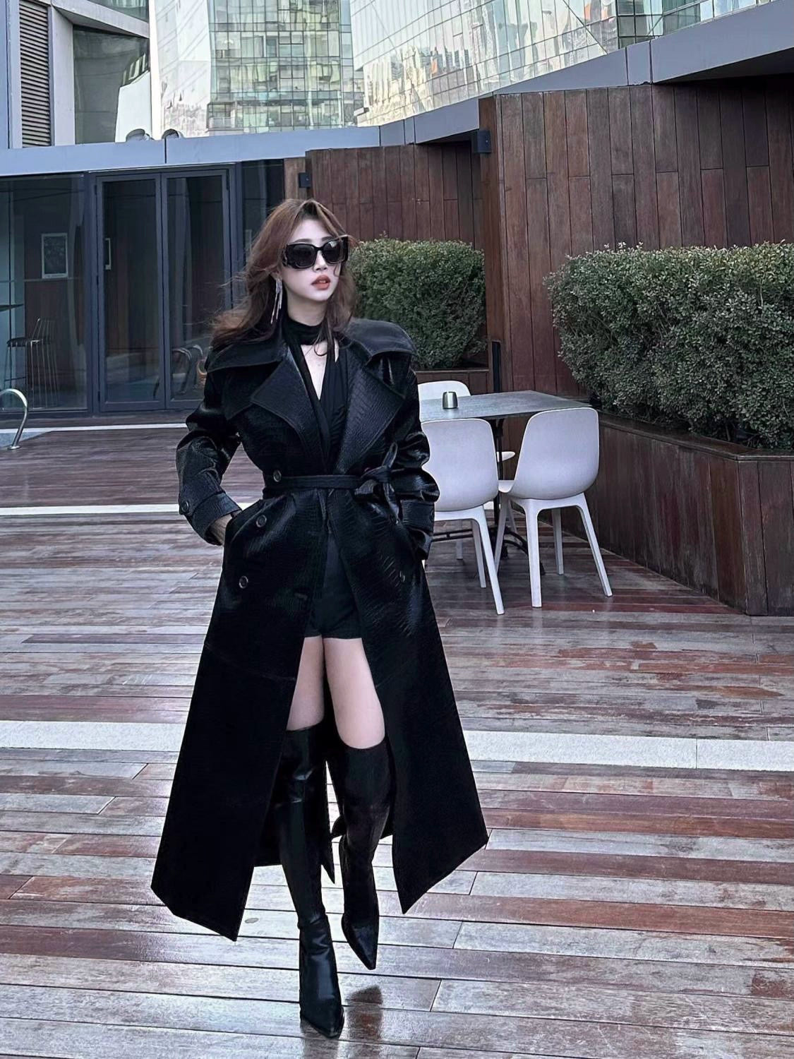 Yujie Cool and Chic Crocodile Pattern Patent Leather PU Leather Coat Outerwear Women Autumn New High-Grade Mid-Length Waist Hugging Trench coat