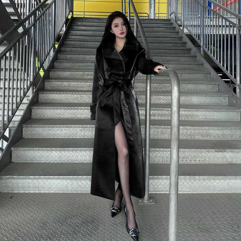 Yujie Cool and Chic Crocodile Pattern Patent Leather PU Leather Coat Outerwear Women Autumn New High-Grade Mid-Length Waist Hugging Trench coat