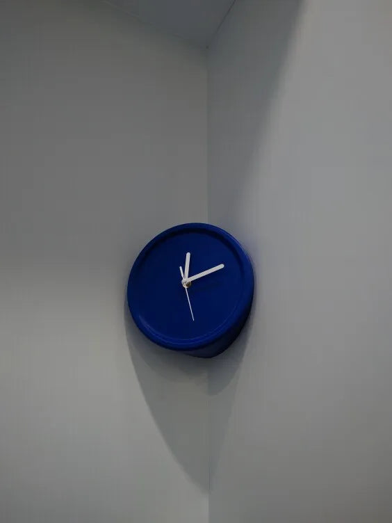 Nordic Minimalist Resin Wall Clock Xenomorph Design With Quiet Sweep Movement — Red | KIMLUD