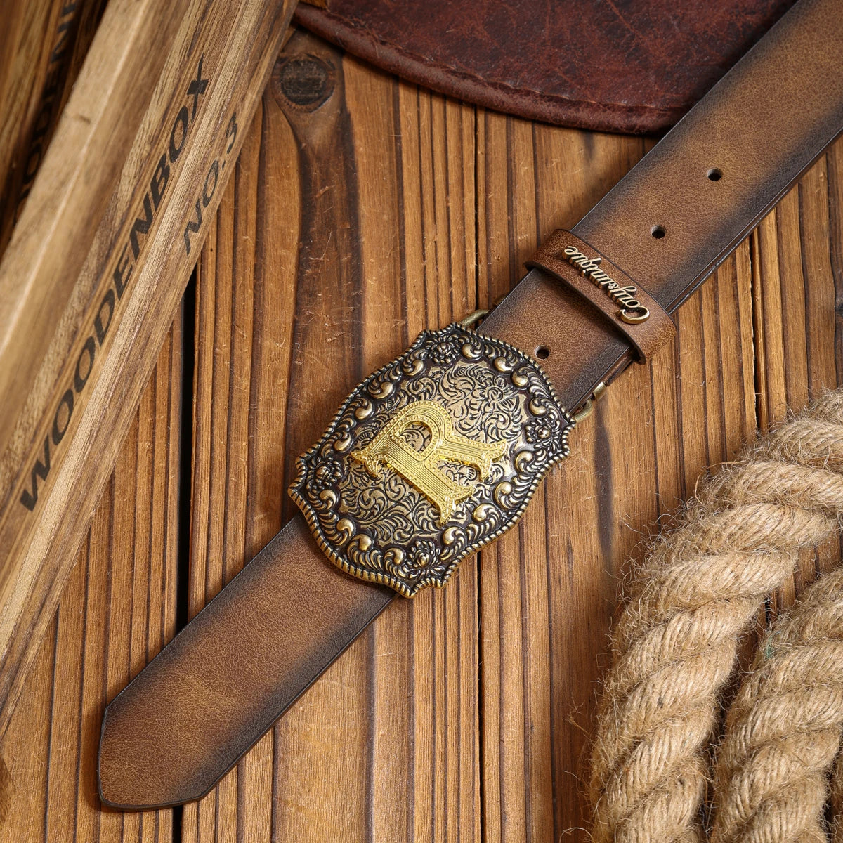 A PU belt suitable for both men and women, combining the style of western denim and retro, is perfect for daily casual outings
