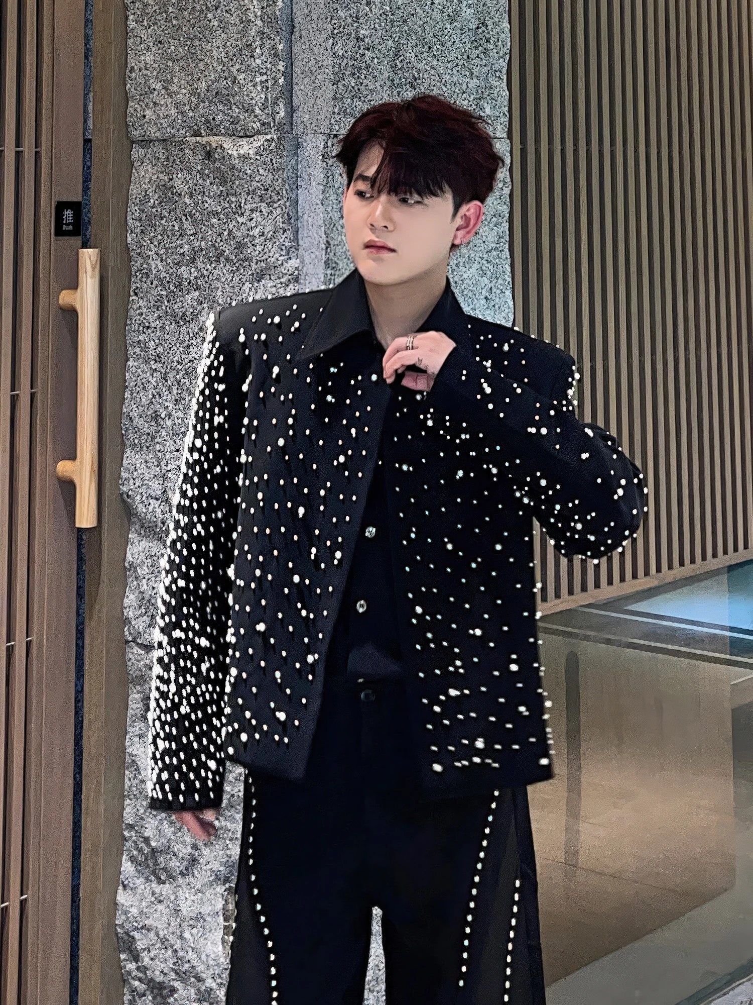 Men's 2025 Spring New Black Short Blazers Men's Niche Pearl Design Trendy High-end Tailored Coats Male Collarless Suit Jackets