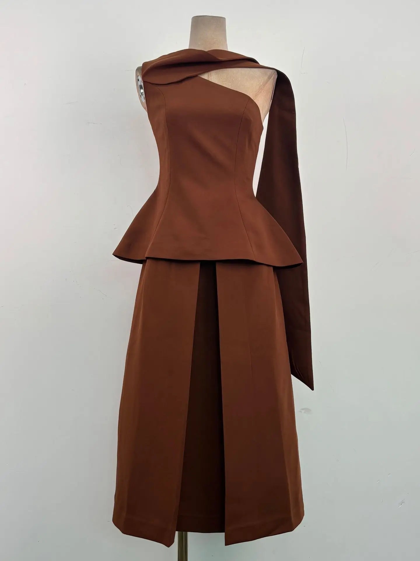 Eshin Luxury Brown Two-Piece Set Women Elegant One-Shoulder Peplum Top And High-Waisted Maxi Skirt With Sash Dubai SA1471