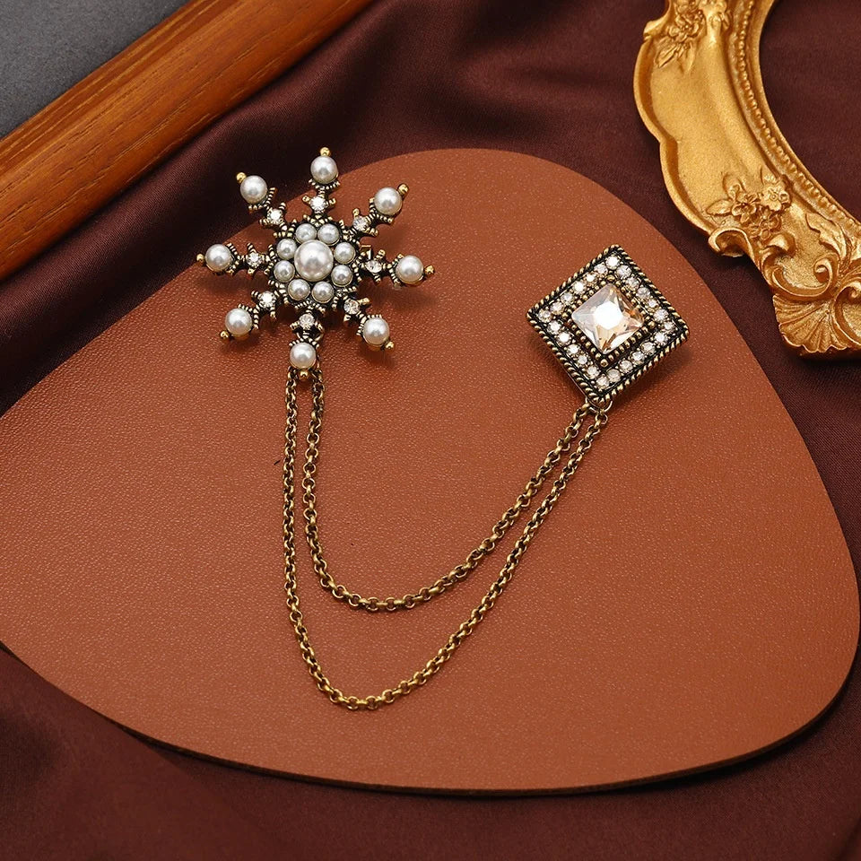 Vintage Fashion Black Crystal Sparkling Rhinestone Brooch Creative Lapel Pin Medieval Design Long Chain Brooches Autumn Winter