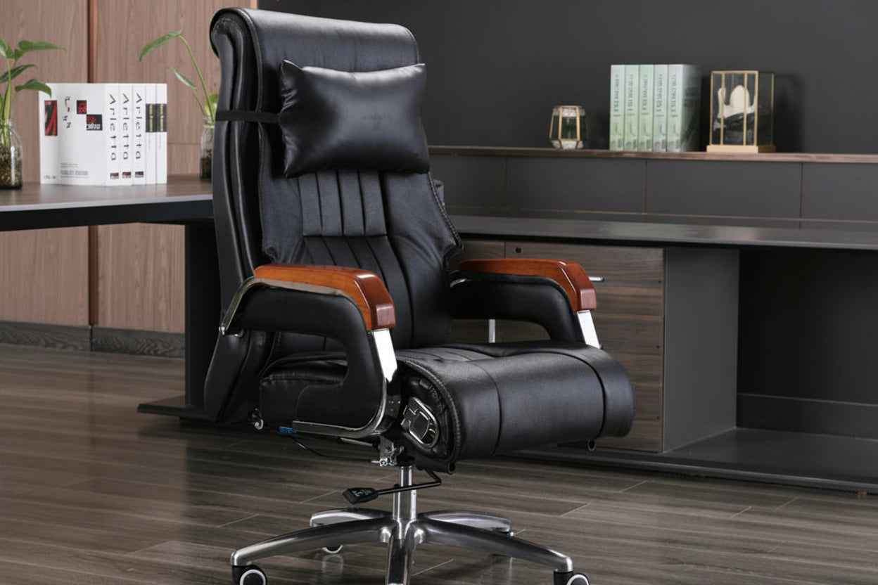 Black faux leather executive office chair with a matching headrest pillow, wood-look armrests, and a chrome five-star wheeled base, shown in a home office setting with text overlays in Chinese.