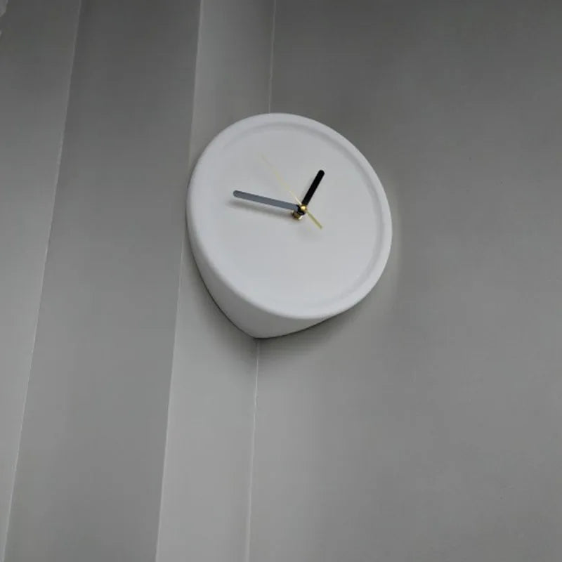 Nordic Minimalist Resin Wall Clock Xenomorph Design With Quiet Sweep Movement — Red | KIMLUD