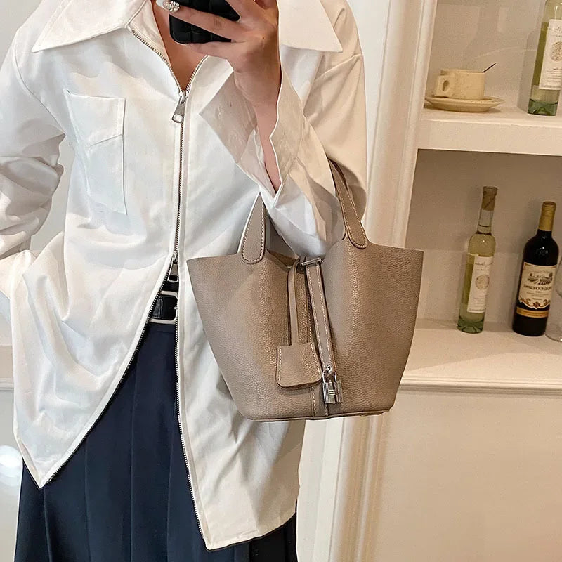 Fashionable 2023 New Women's Handbag Vintage Bucket Bag Niche Design High-end Feel Simple Tote Bag Waist Packs