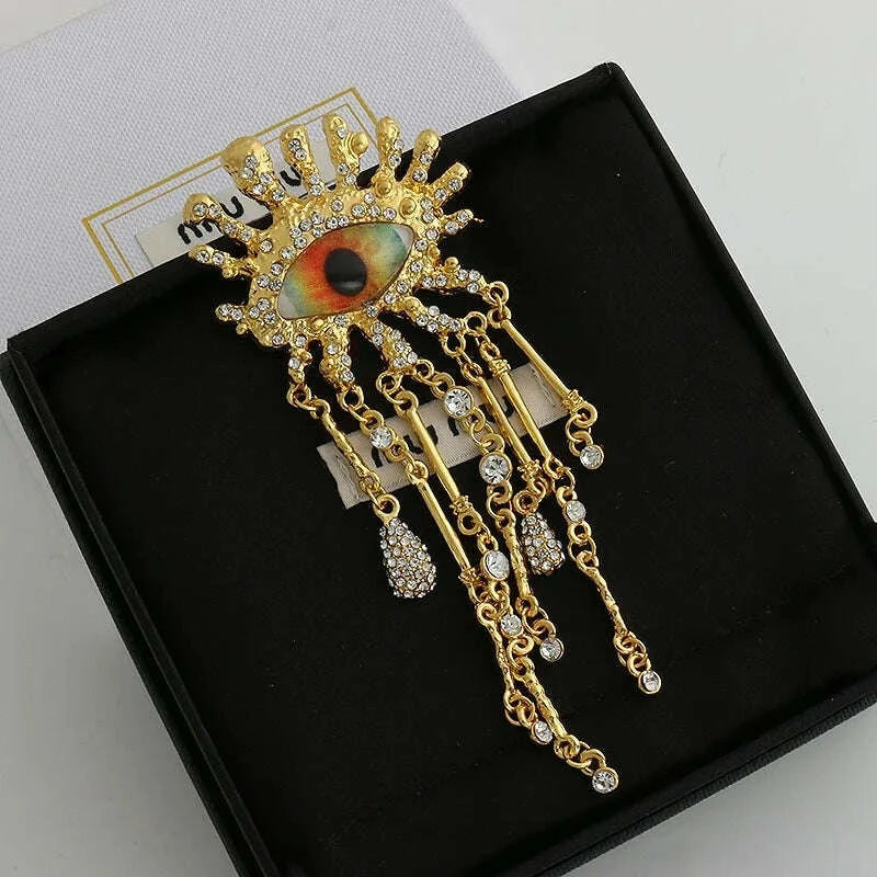 Retro Eye Shaped Rhinestone Brooch for Women and Men Tassel Chain Lapel Pins Badge Elegant Fashion Jewelry Accessories