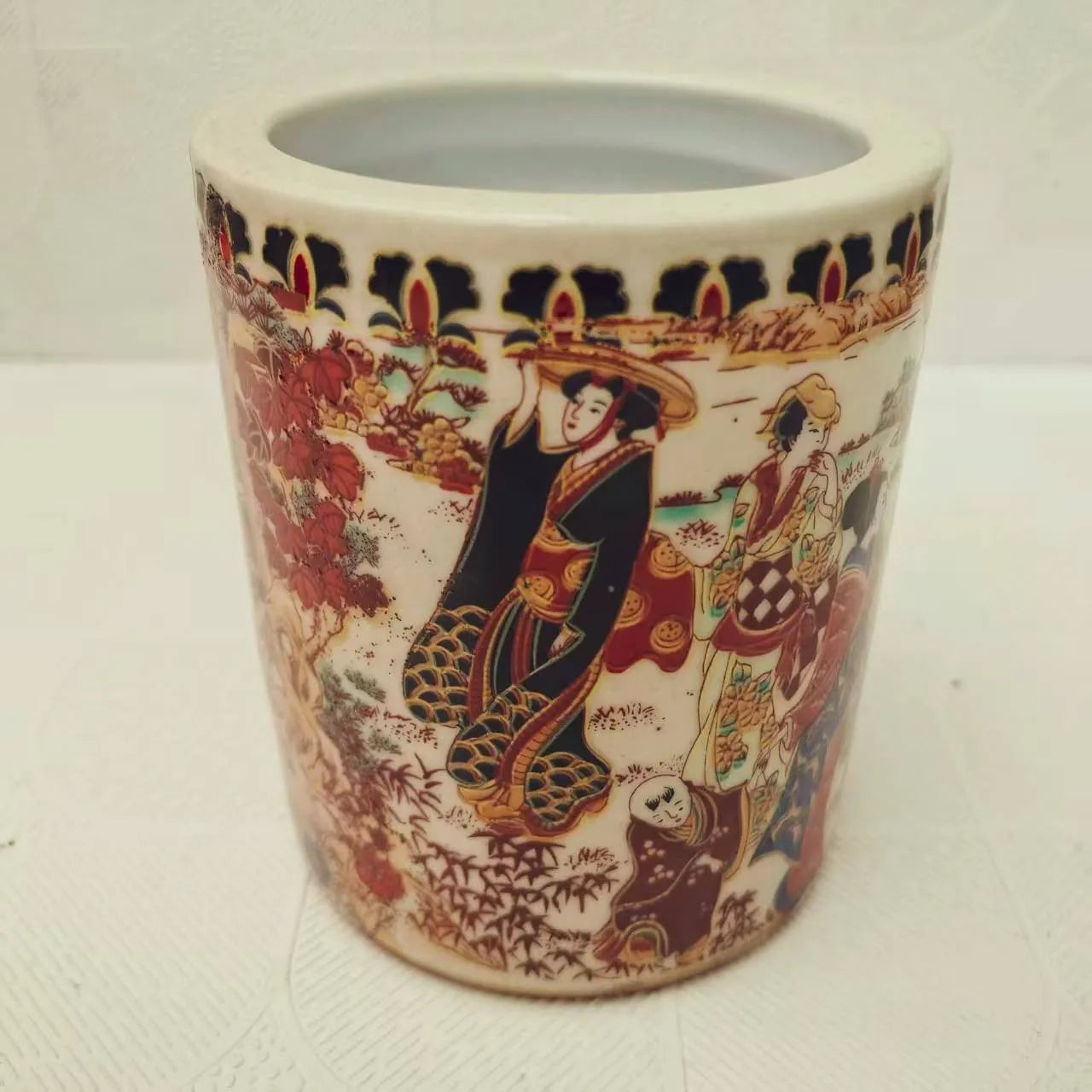 Chinese Old Pink Porcelain Japanese Ladies Pattern Round Pen Holder Vase