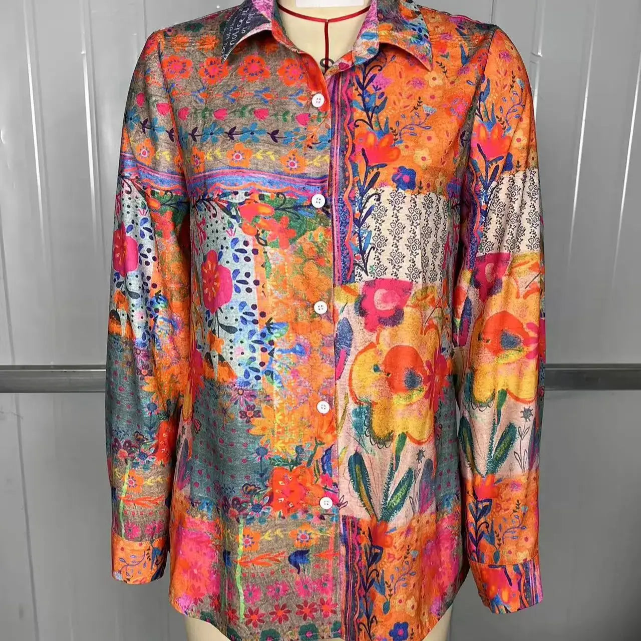 This retro Bohemian-style long-sleeved shirt with colorful floral patterns is fashionable, versatile and eye-catching
