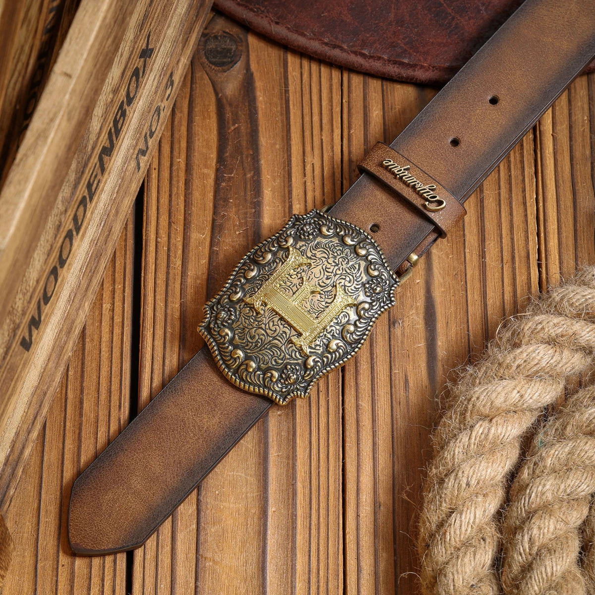 A PU belt suitable for both men and women, combining the style of western denim and retro, is perfect for daily casual outings