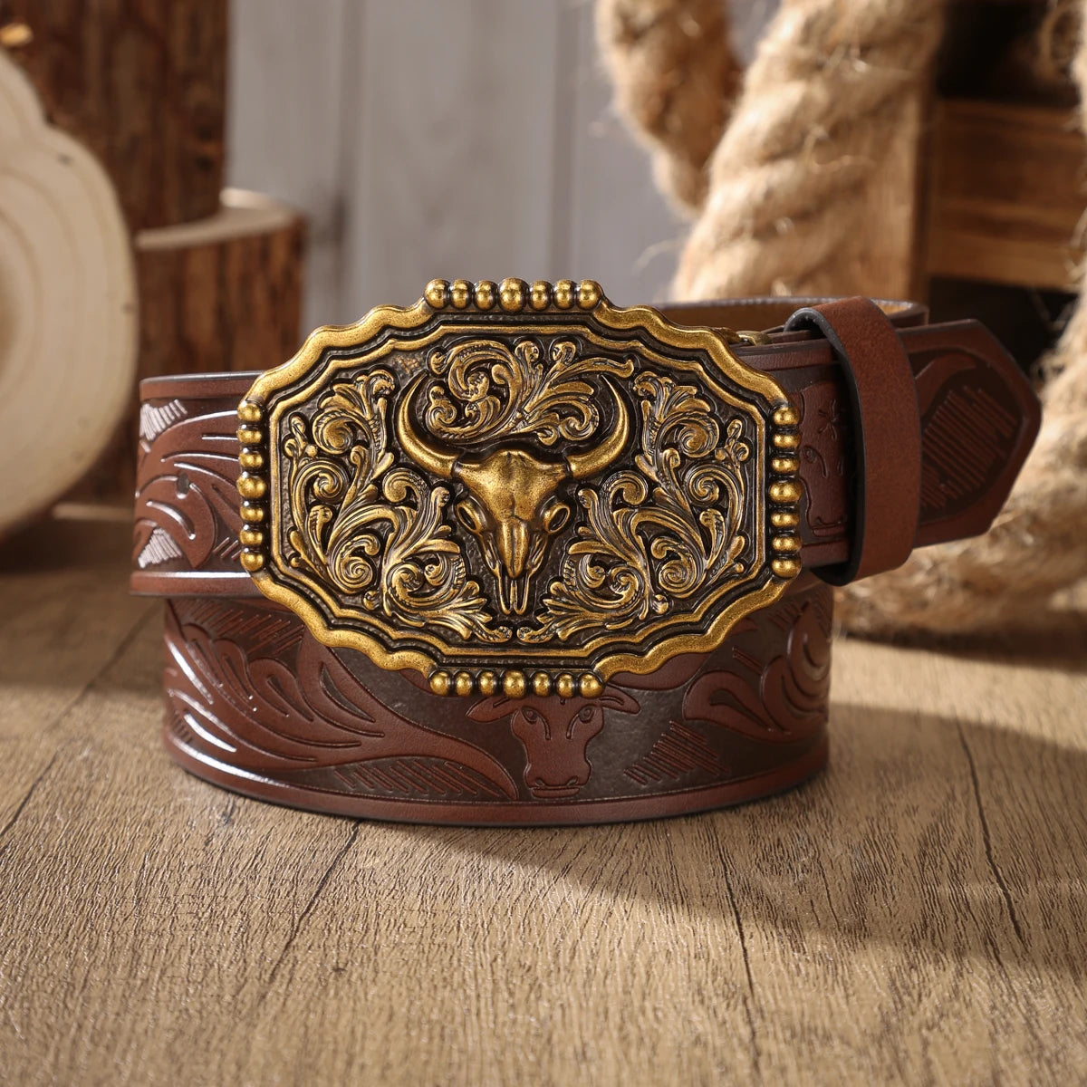 A PU belt suitable for both men and women, combining the style of western denim and retro, is perfect for daily casual outings