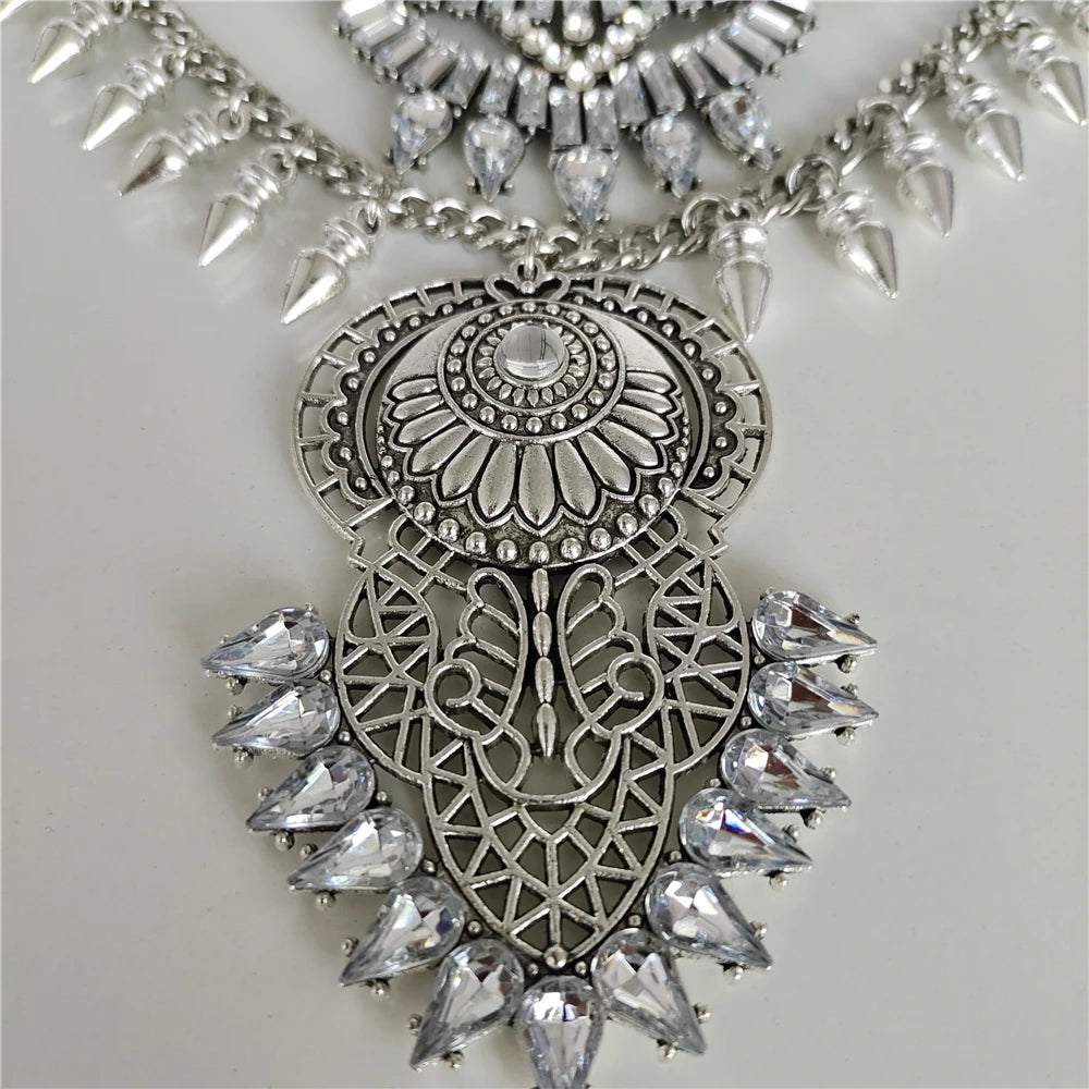 Statement Necklace – Rivet Crystal Deco – Zinc Alloy – Silver | KIMLUD