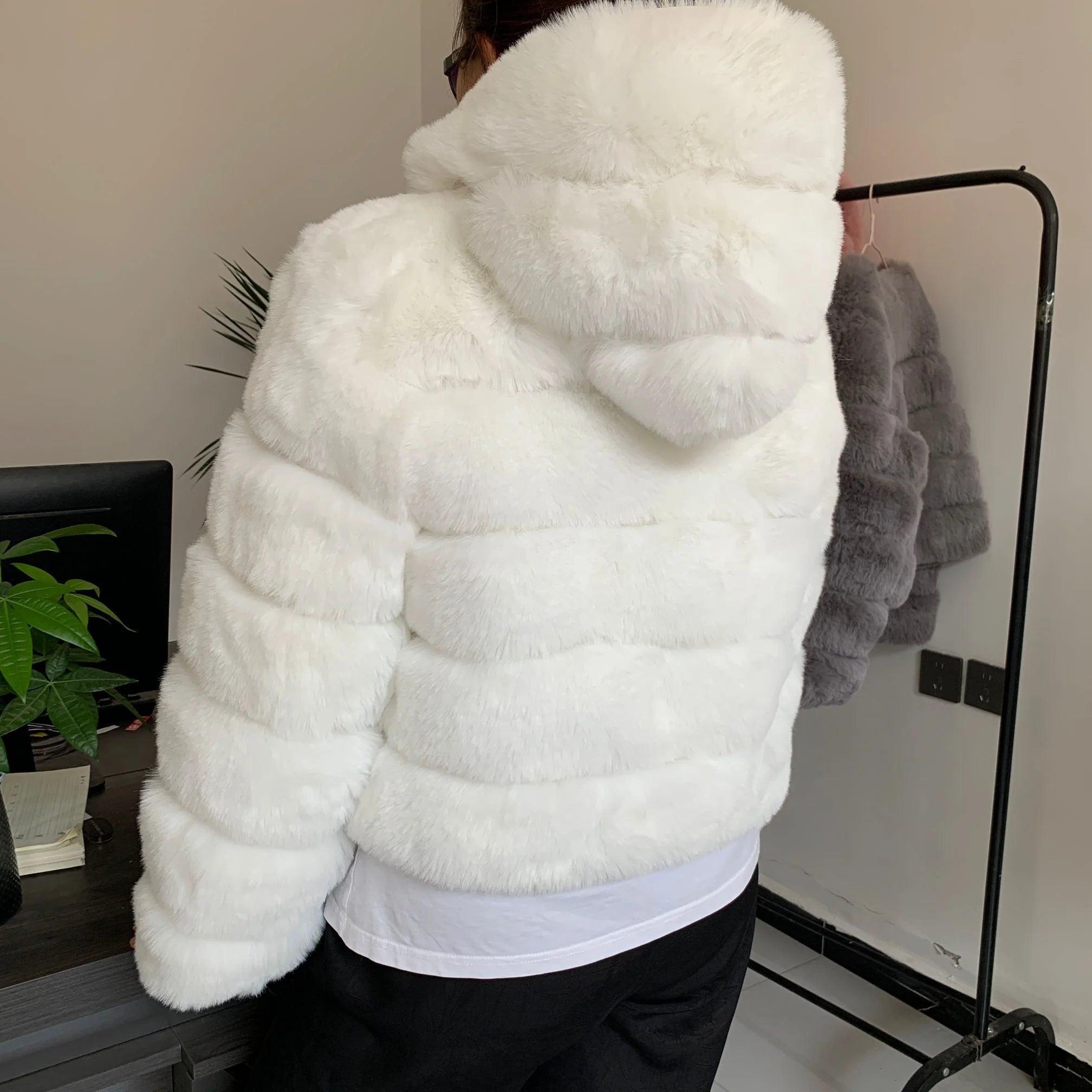 Women's faux fur coat hooded hot selling winter fashion warm hooded fur coat imitation fox faux fur good quality