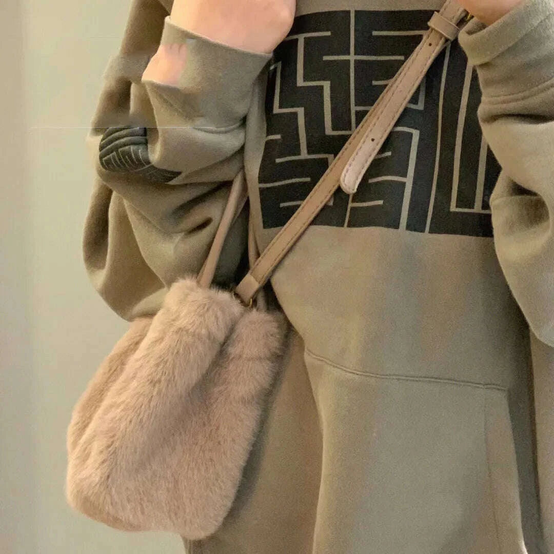 2025-new-khaki-plush-bag-hand-held-bucket-bag-womens-korean-style-commuting-small-bag-fashionable-and-versatile-fur-shoulder-bakimludkimlud-35556376