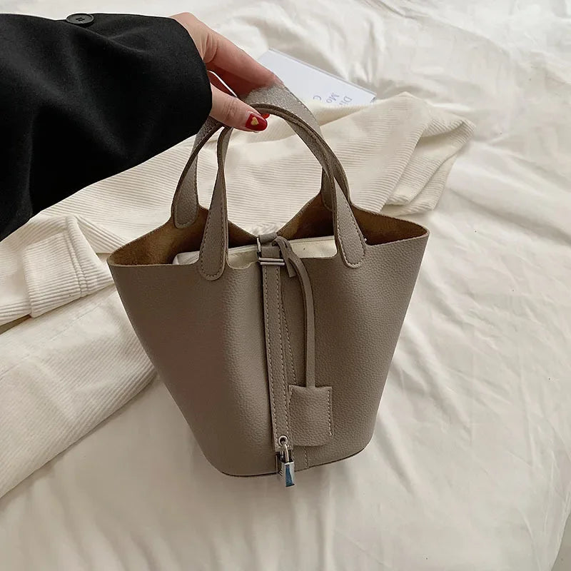 Fashionable 2023 New Women's Handbag Vintage Bucket Bag Niche Design High-end Feel Simple Tote Bag Waist Packs