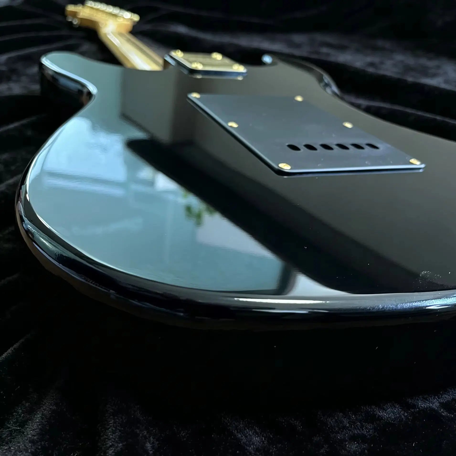 Premium Mahogany Solid Electric Guitar — Black | KIMLUD